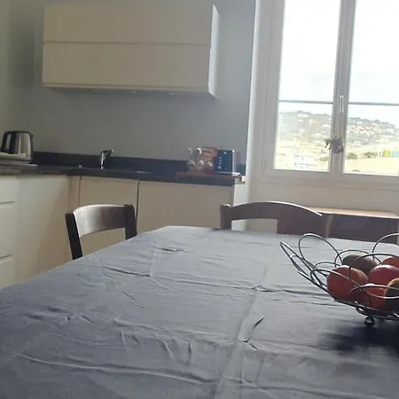 Luminous 92m2 8mn Palais Apartment *